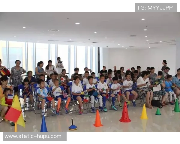 足球比赛中的小助手带球童如何为比赛增添活力与乐趣